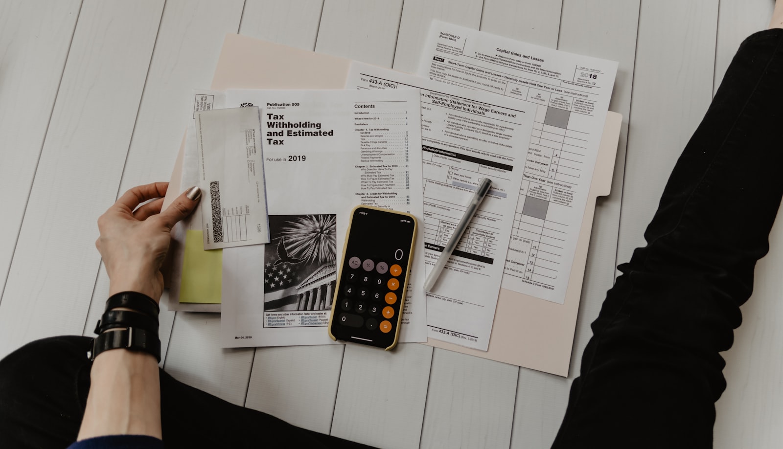Dossier administratif et calculatrice sur un bureau